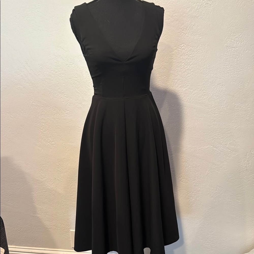 Lulu's Black Pleated Sleeveless Midi Dress